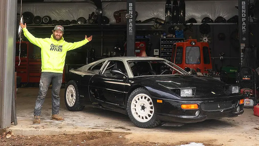 Ferrari F355-Offroader Blick von schräg vorne auf den Ferrari F355-Offroader von Grind Hard Plumbing.