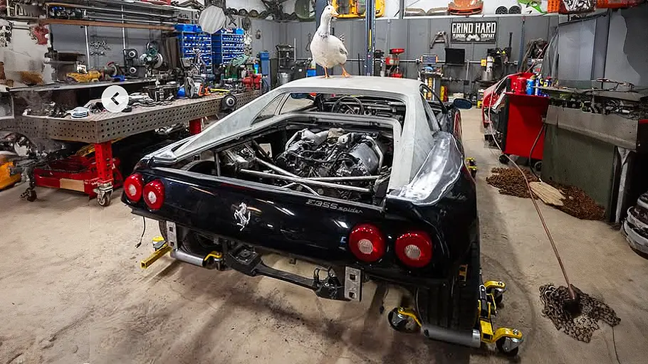 Ferrari F355-Offroader Blick von schräg hinten auf den Ferrari F355-Offroader von Grind Hard Plumbing.