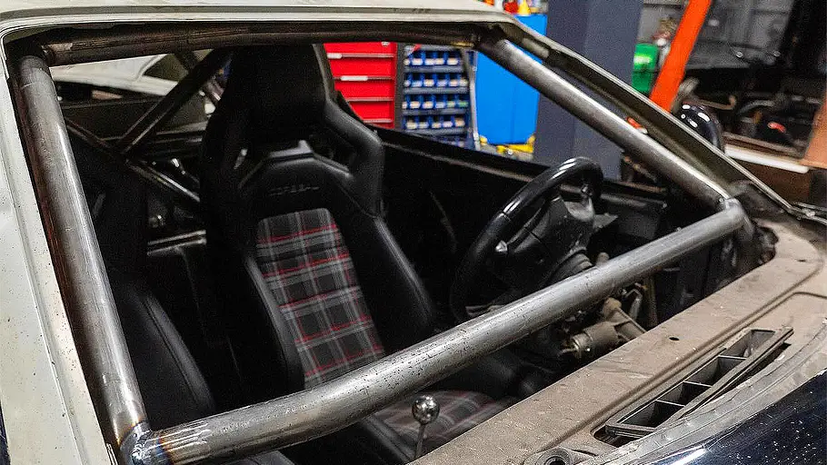 Ferrari F355-Offroader Blick auf die Vordersitze im Innenraum des Ferrari F355-Offroader von Grind Hard Plumbing.