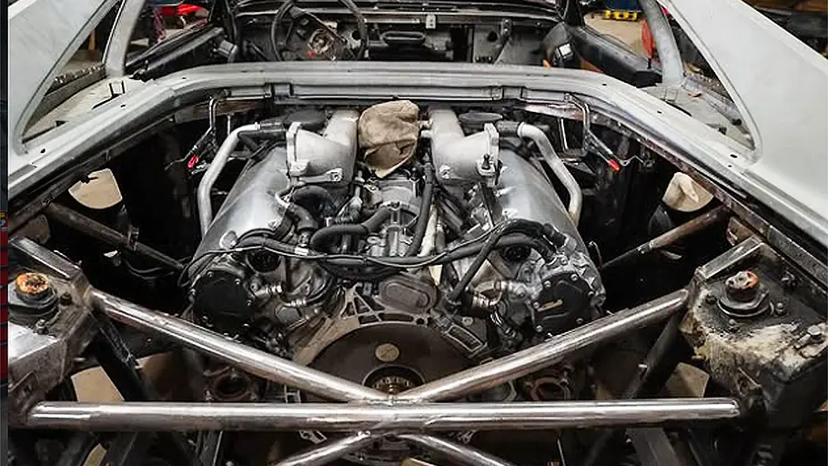 Ferrari F355-Offroader Blick auf den offenliegenden Motor des Ferrari F355-Offroader von Grind Hard Plumbing.