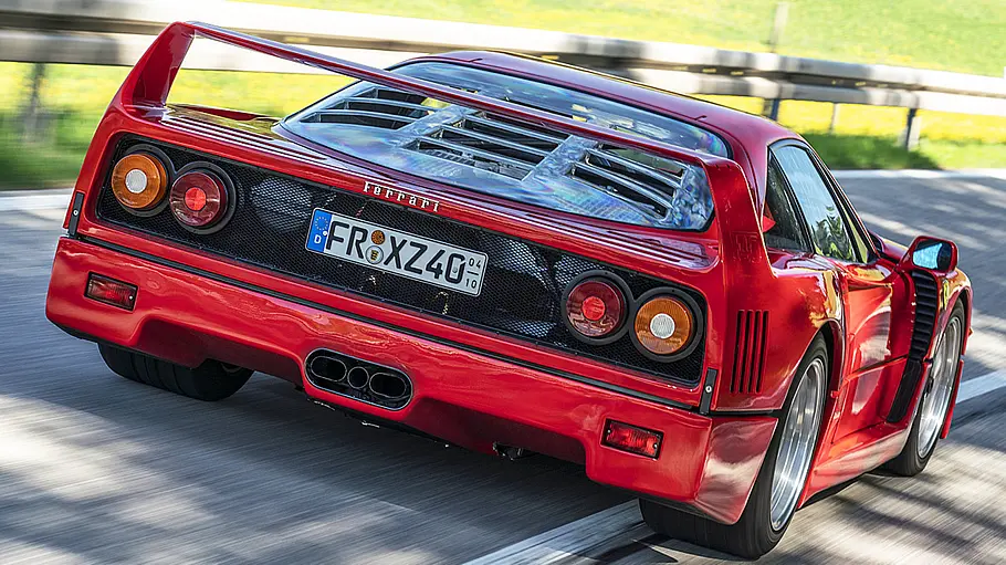 Der Ferrari F40 fahrend von hinten.