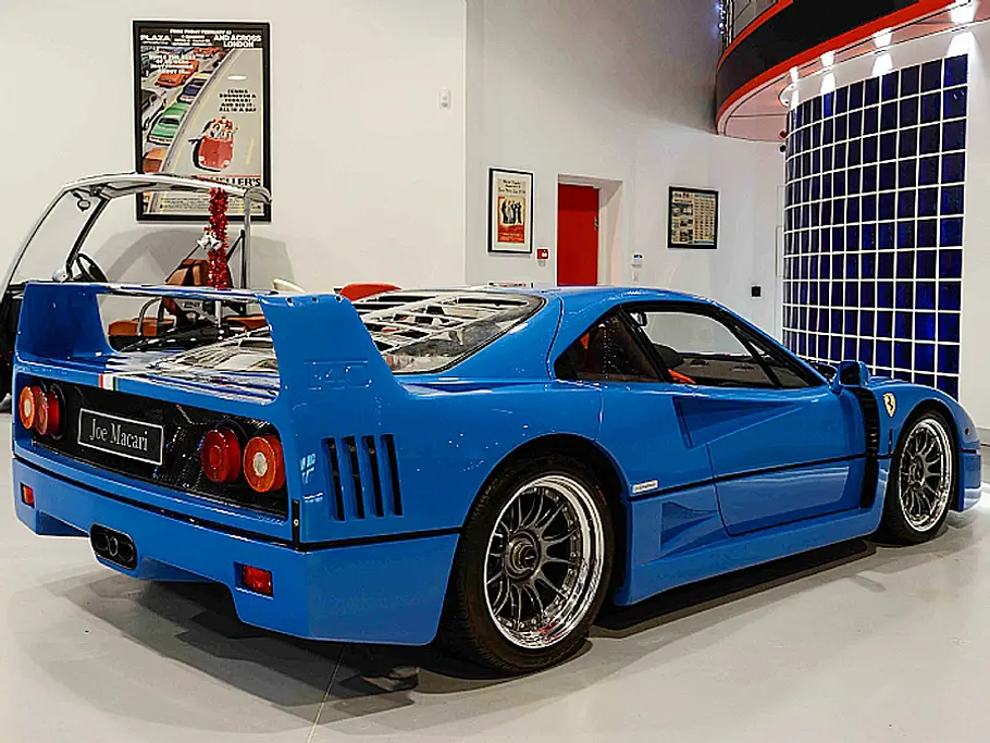 Ferrari F40 in Blau