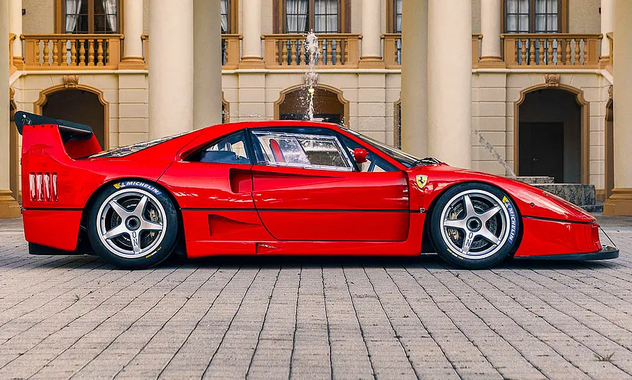 Ferrari F40 LM Der Ferrari F40 LM statisch von der Seite fotografiert.