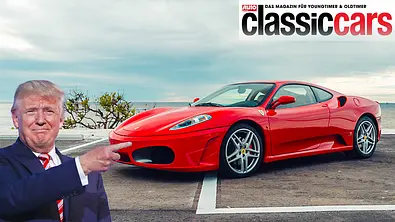 Der Ferrari F430 statisch von schräg vorne; eingeklinkt das Bild von Donald Trump. - Foto: Rockstar Car Auction/dpa/AUTO ZEITUNG