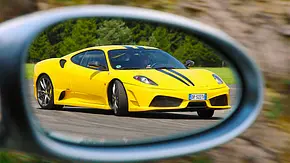 Der Ferrari 430 Scuderia fahrend von schräg vorne fotografiert. - Foto: AUTO ZEITUNG Archiv