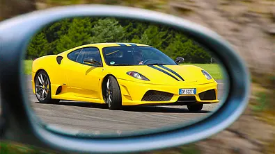Der Ferrari 430 Scuderia fahrend von schräg vorne fotografiert. - Foto: AUTO ZEITUNG Archiv