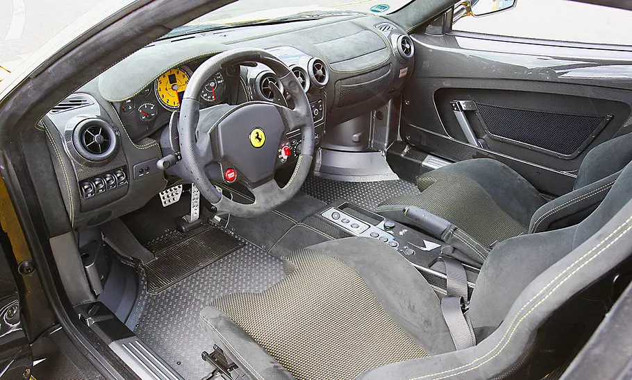 Das Cockpit des Ferrari 430 Scuderia.
