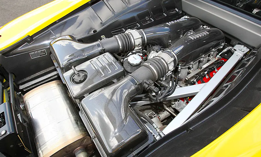 Der Motor des Ferrari 430 Scuderia.