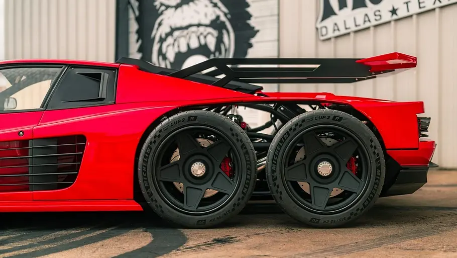 Der Ferrari F6 stehend seitlich