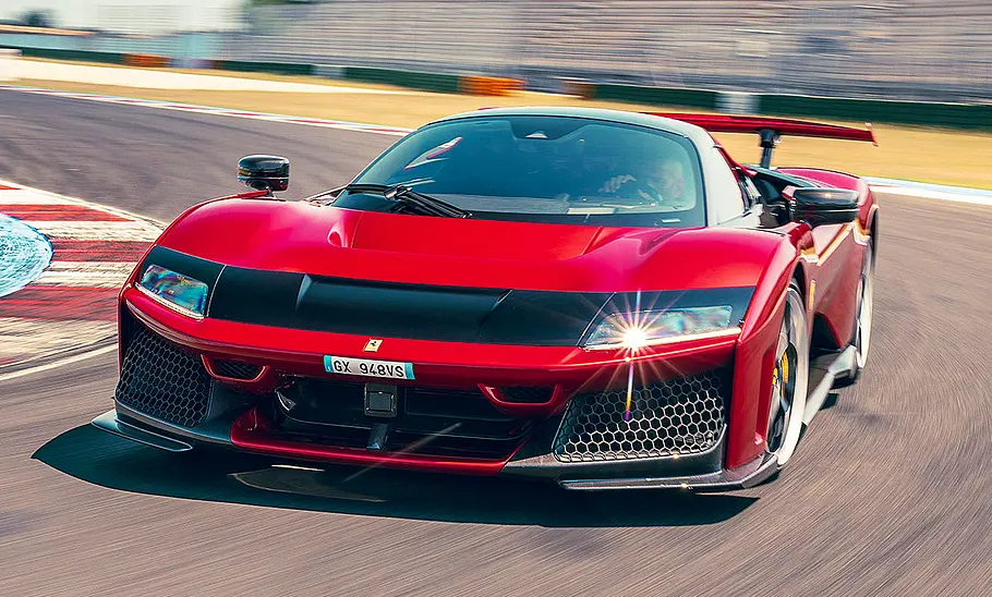Der Ferrari F80 (2025) fährt über eine Rennstrecke und durch eine Kurve, fotografiert von vorne links.