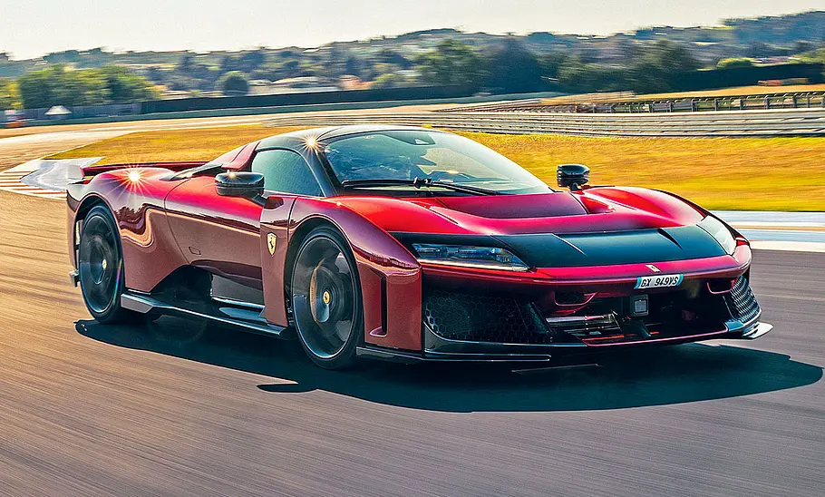 Der Ferrari F80 (2025) fährt über eine Rennstrecke, fotografiert von vorne rechts.