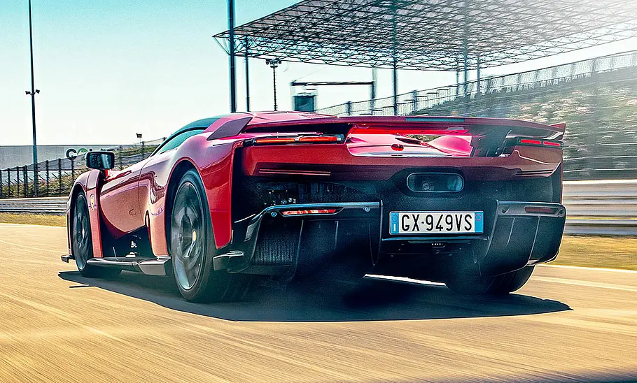 Der Ferrari F80 (2025) fährt über eine Rennstrecke, fotografiert von hinten links.