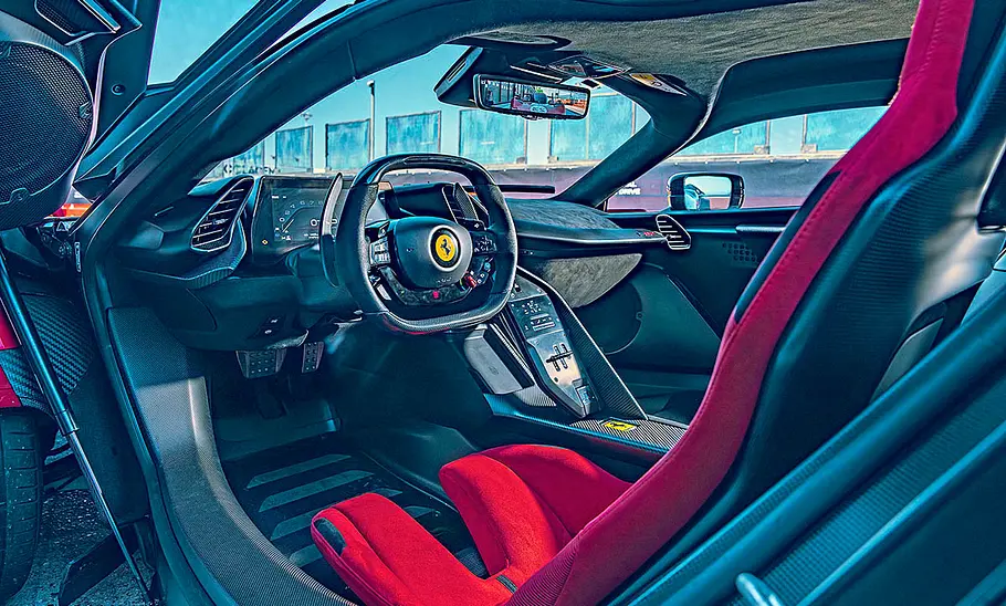 Der Innenraum des Ferrari F80 (2025) mit Cockpit und roten Schalensitzen.