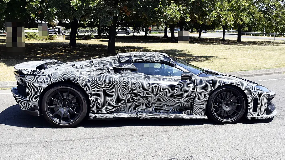 Ferrari F80 Aperta (2026) Blick von der Seite auf den fahrenden Erlkönig des Ferrari F80 Aperta (2026).