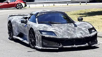 Blick von schräg vorne auf den fahrenden Erlkönig des Ferrari F80 Aperta (2026). - Foto: SH Proshots Blick von schräg vorne auf den fahrenden Erlkönig des Ferrari F80 Aperta (2026). - Foto: SH Proshots