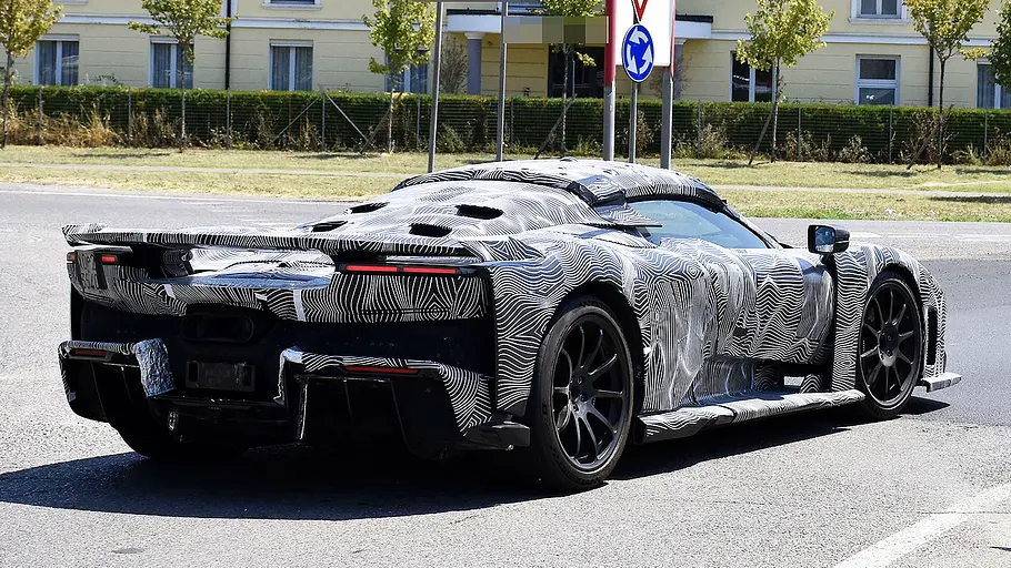 Ferrari F80 Aperta (2026) Blick von schräg hinten auf den fahrenden Erlkönig des Ferrari F80 Aperta (2026).