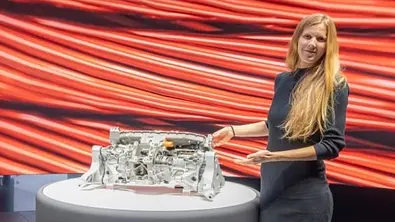 AUTO ZEITUNG-Redakteurin Jil Weber an einem Technikmodul des Ferrari Luce (2026). - Foto: Ferrari