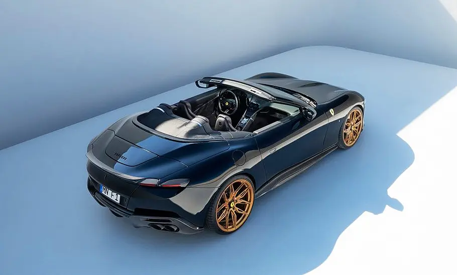 Ferrari Roma Spider von Novitec; Außenansicht,; stehend; Sportwagen; Heckansicht; von oben
