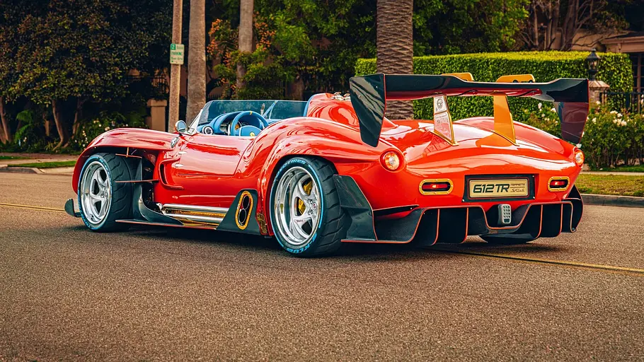 Ferrari Teppista von S-Klub LA, stehend fotografiert von schräg hinten.