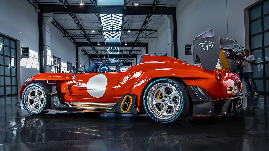 Ferrari Teppista von S-Klub LA, fotografiert von schräg hinten.