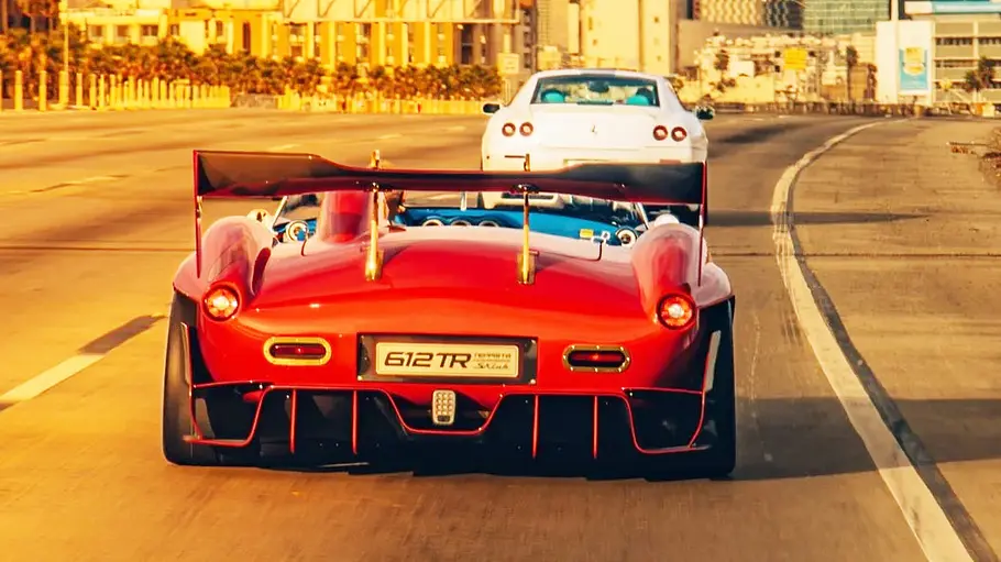 Ferrari Teppista von S-Klub LA, fahrend fotografiert von hinten.