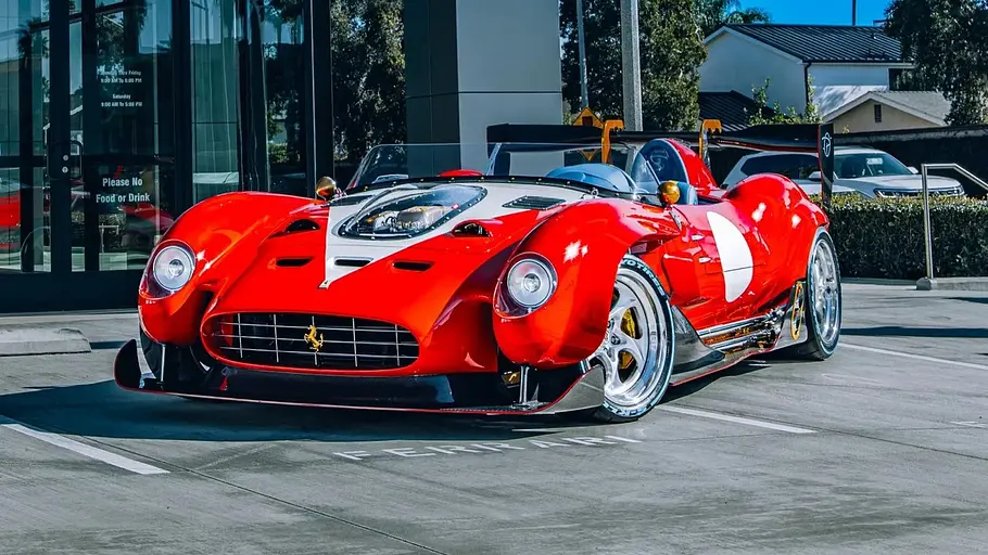 Ferrari Teppista von S-Klub LA, fotografiert von schräg vorne.