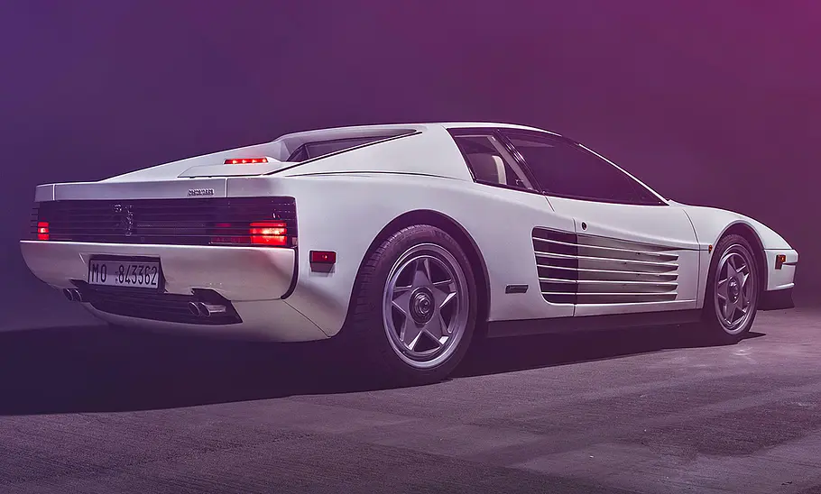 Der Ferrari Testarossa stehend von schräg hinten.