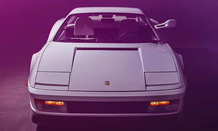 Der Ferrari Testarossa stehend von vorne.