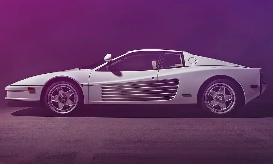 Der Ferrari Testarossa stehend seitlich.