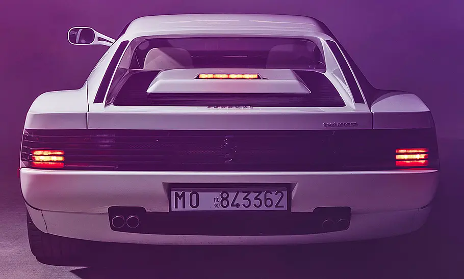 Der Ferrari Testarossa stehend von hinten.