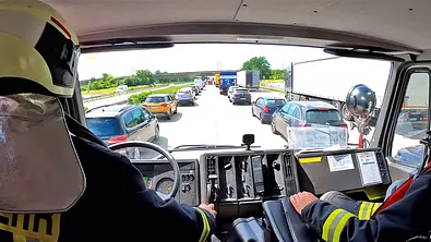 Feuerwehr durchfährt Rettungsgasse - Foto: Einsatzfahrten Leipzig