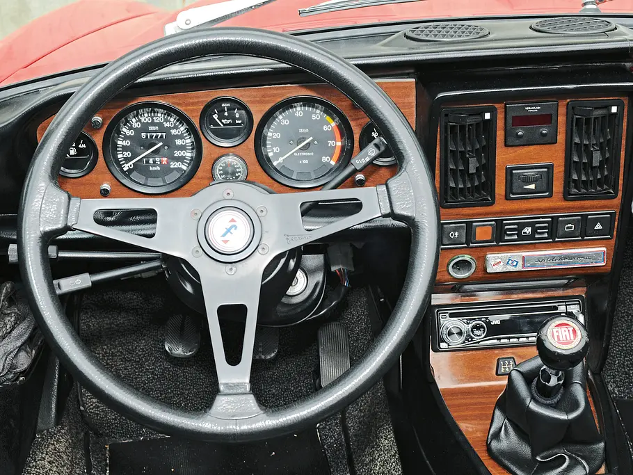 Fiat 124 Spider Cabrio Vergleich Bilder technische Daten Cockpit