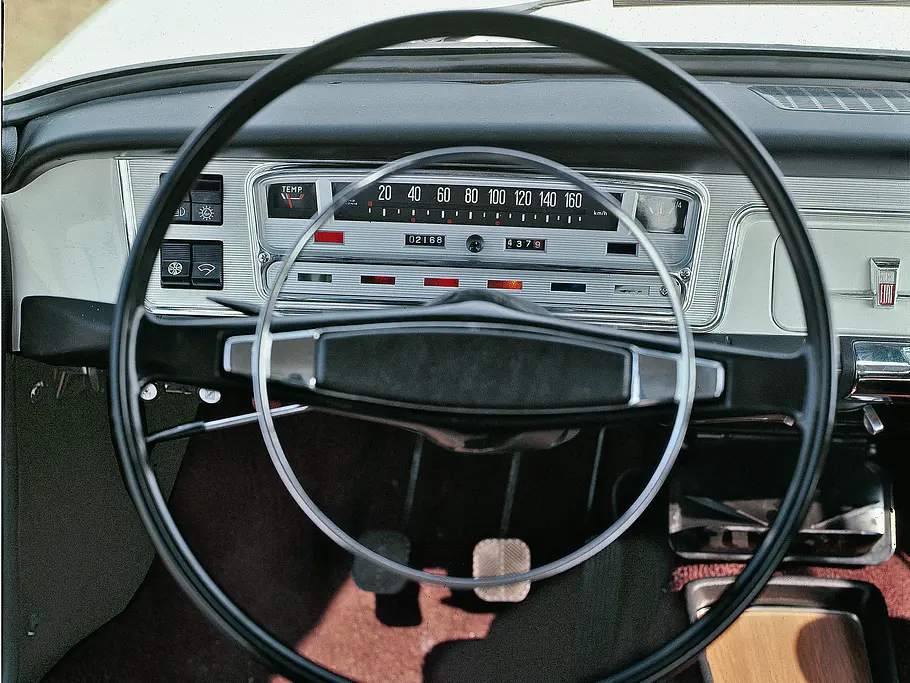 Polski-Fiat 125p Bilder technische Daten Oldtimer Cockpit