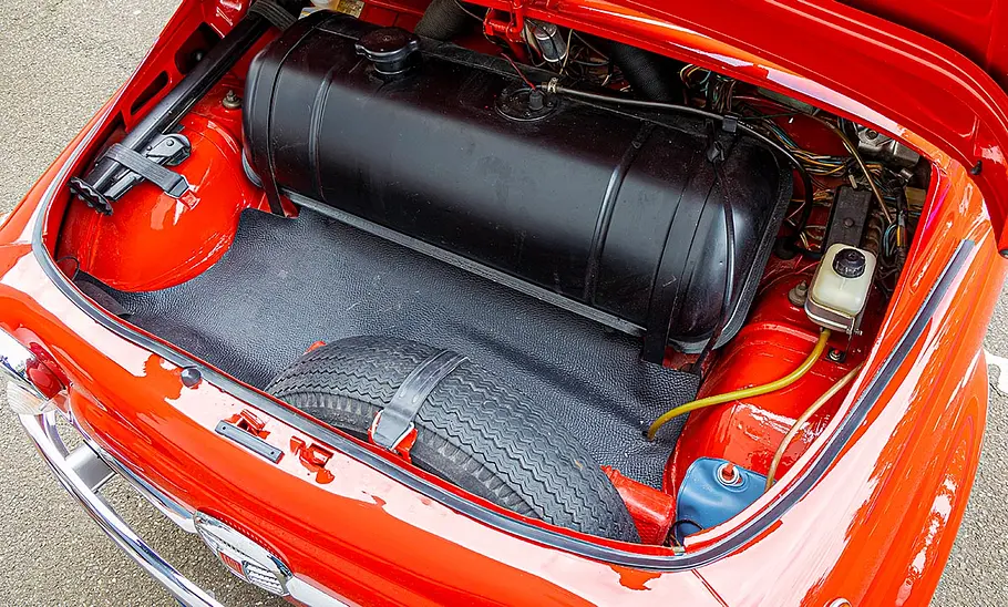 Der Kofferraum mit dem Kraftstofftank im Fiat 500.
