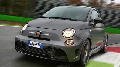 Abarth 695 Biposto Fiat 500 Fahrbericht Kleinwagen Sportversion