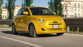 Der Fiat 500 Hybrid Torino fährt auf einer Straße, fotografiert von vorne schräg. - Foto: Fiat