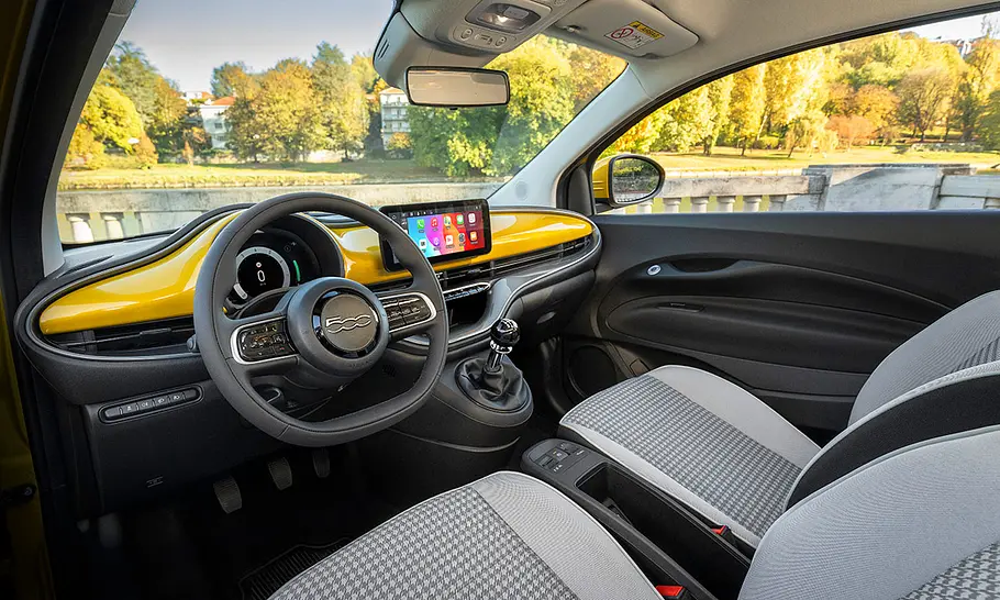 Fiat 500 Hybrid Torino Der Innenraum des Fiat 500 Hybrid Torino.