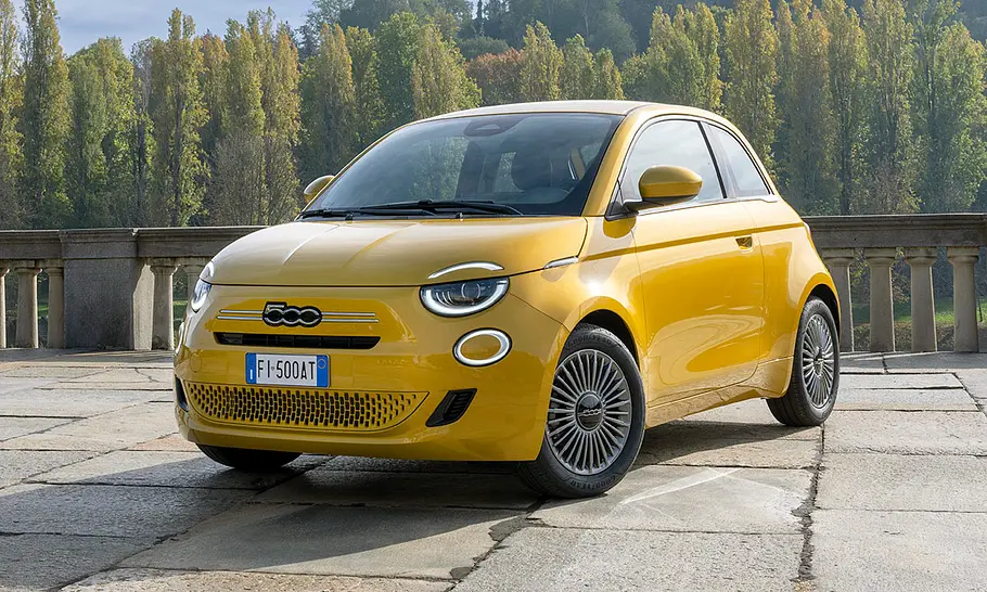 Fiat 500 Hybrid Torino Der Fiat 500 Hybrid Torino steht auf einem Platz, fotografiert von vorne schräg.