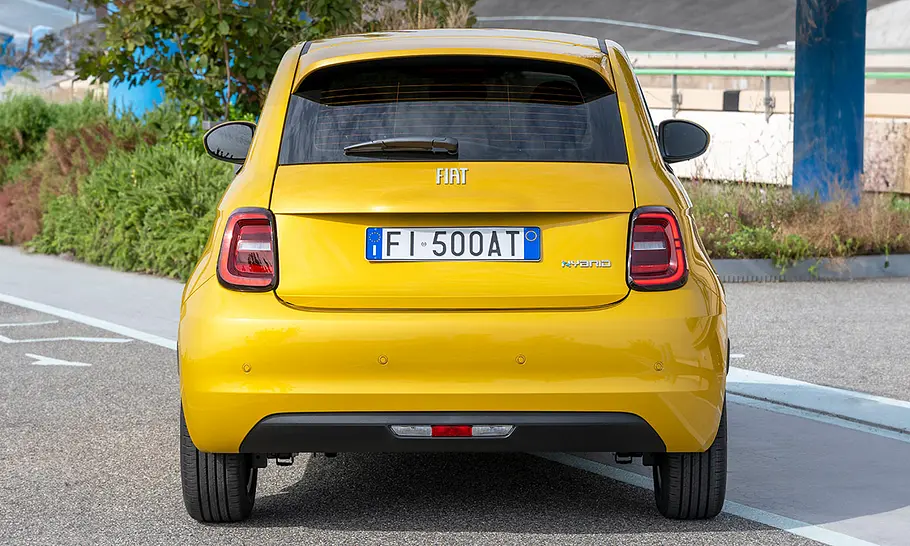 Fiat 500 Hybrid Torino Der Fiat 500 Hybrid Torino steht auf einem Platz, fotografiert von hinten.