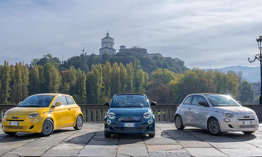 Fiat 500 Hybrid Torino Die verschiedenen Modelle des Fiat 500 Hybrid Torino werden auf einem Platz von vorne gezeigt.