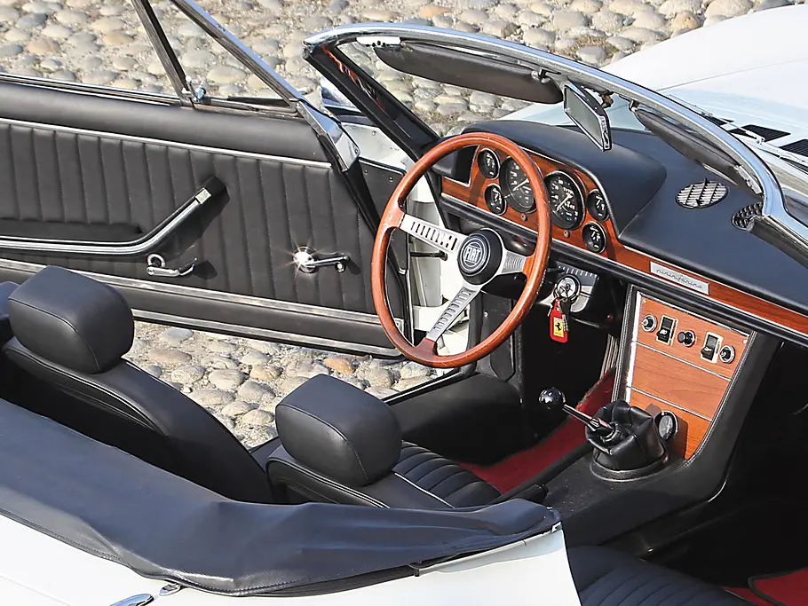 Fiat Dino Spider Turin Italien Reise Reportage Innenraum Cockpit