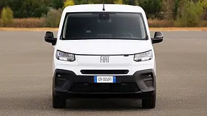 Das Fiat (E-)Doblò Facelift (2024), statisch von vorne fotografiert. - Foto: Fiat