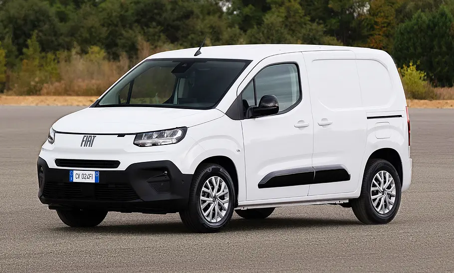 Fiat (E-)Doblò Facelift (2024) Das Fiat (E-)Doblò Facelift (2024), statisch von vorne links fotografiert.