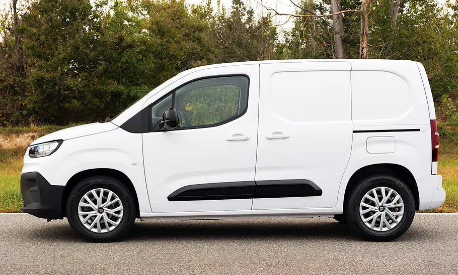Fiat (E-)Doblò Facelift (2024) Das Fiat (E-)Doblò Facelift (2024), statisch von links fotografiert.