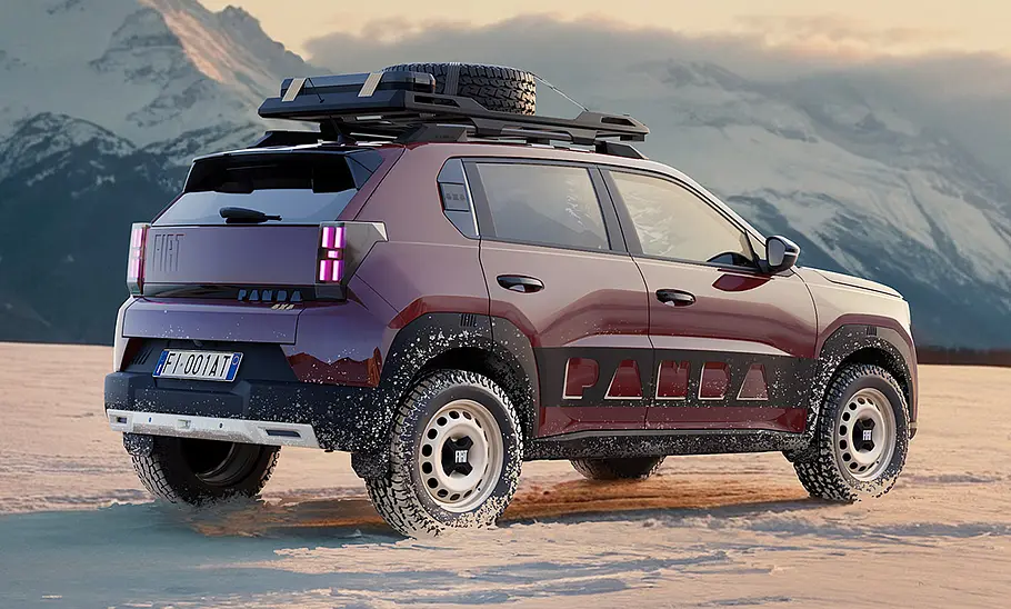 Der Fiat Grande Panda 4x4 stehend von schräg hinten fotografiert.