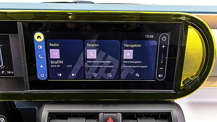 Blick auf die Armaturen im Innenraum des Fiat Grande Panda.