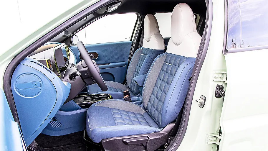 Blick auf die Vordersitze im Innenraum des Fiat Grande Panda.