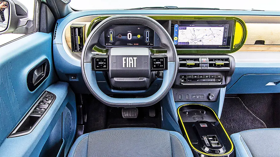 Blick auf die Armaturen im Innenraum des Fiat Grande Panda.
