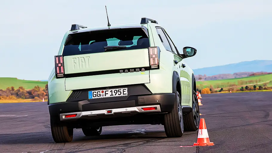 Blick von hinten auf den fahrenden Fiat Grande Panda.