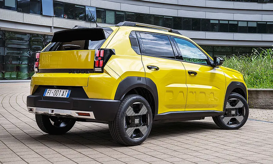 Der Fiat Grande Panda (2025) statisch von schräg hinten.
